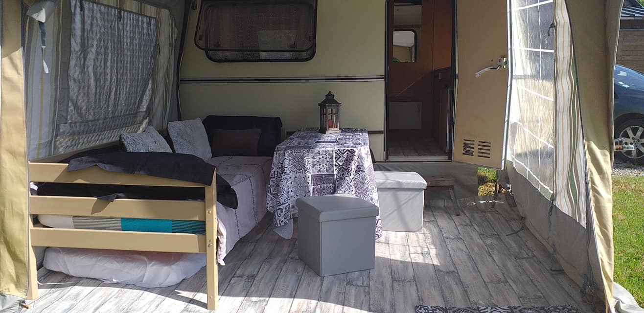 caravane côté auvent salon et 2 éme chambre  1 lit de 90 cm + 1 matelas