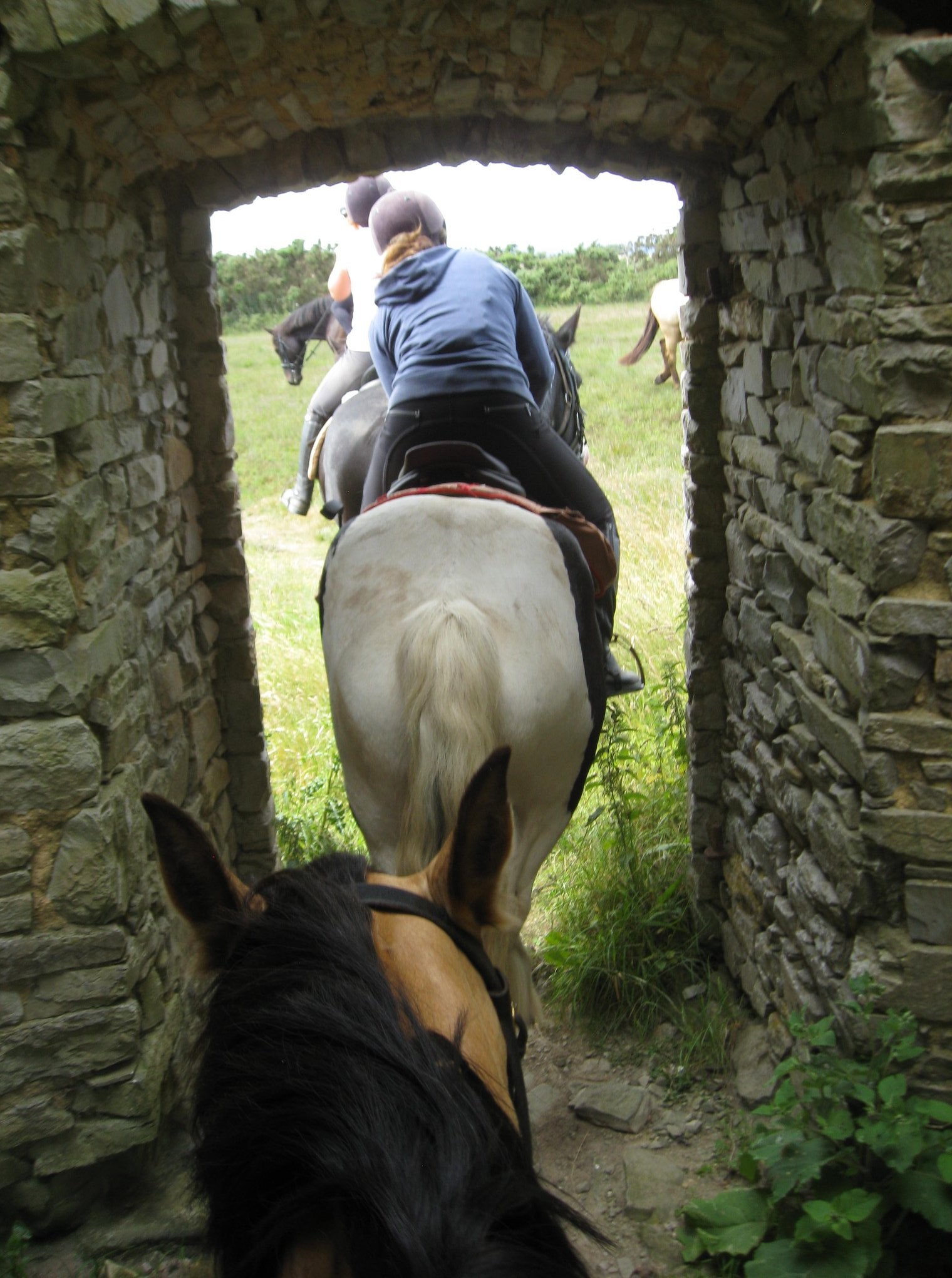 sortie par la porte du moulin en ruine