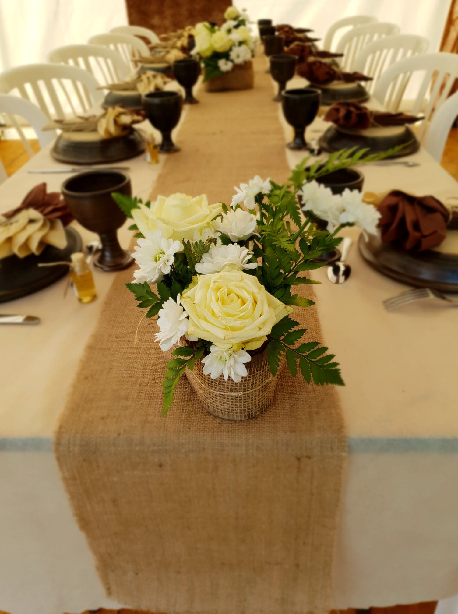 mariage table avec vaisselle médiéval ( ecuelle et graal)