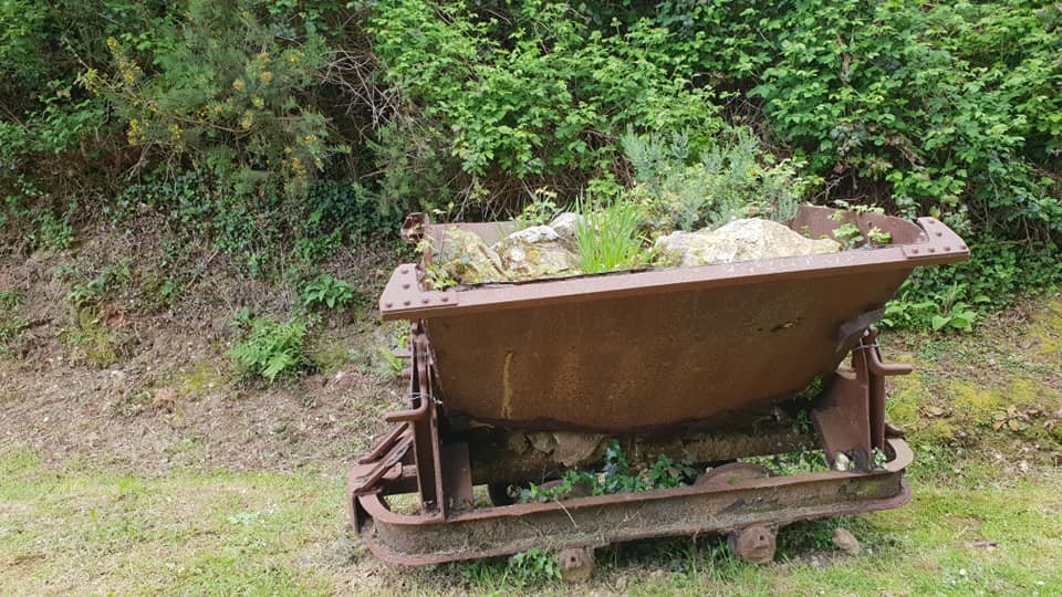  les wagons de l'ancienne carrière du Mont Castre