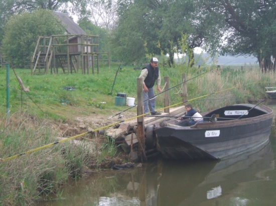 Embarquement pour la Gabarre ( ancienne barque pour naviguer sur le Marais)