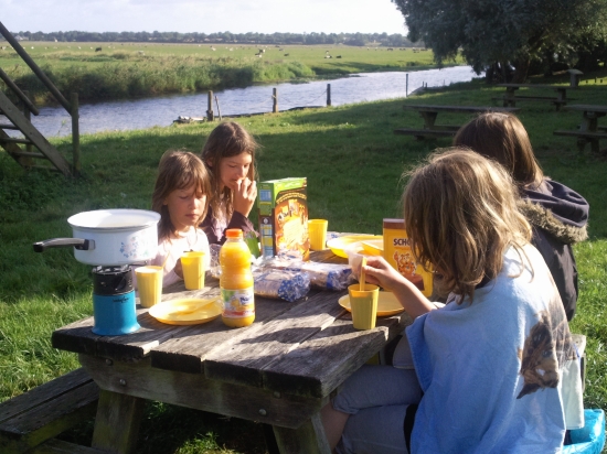 petit déjeuner au village de Longuerac devant le Marais.