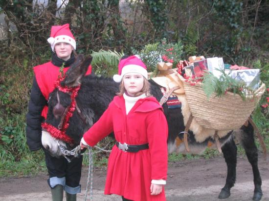 Pére Noel arrive avec son âne de bât et tous ses cadeaux.