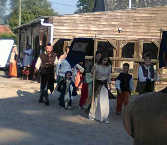 les mariés devant la salle auberge