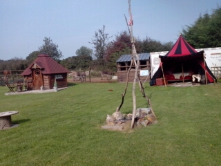 Camping** insolite cabane des elfes et tente Médiévale.