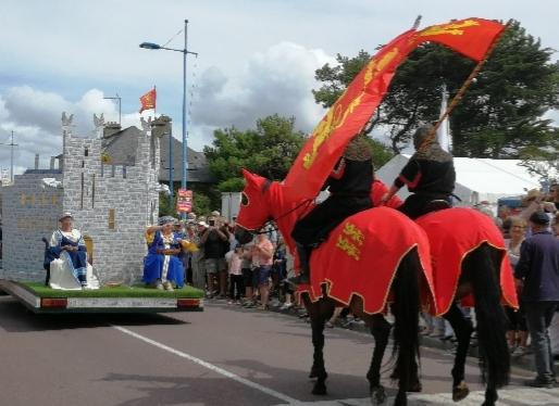 Défilé en chevaliers Normands, suivant le char du château de Pirou