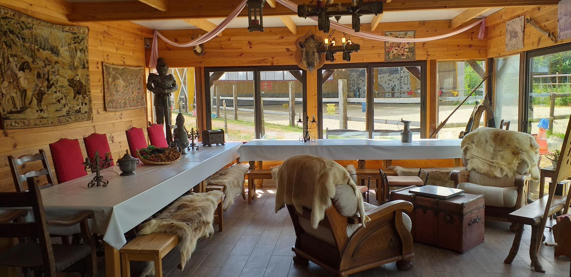 Auberge salle du roi, salon aux peaux de rennes et jeux médiévaux