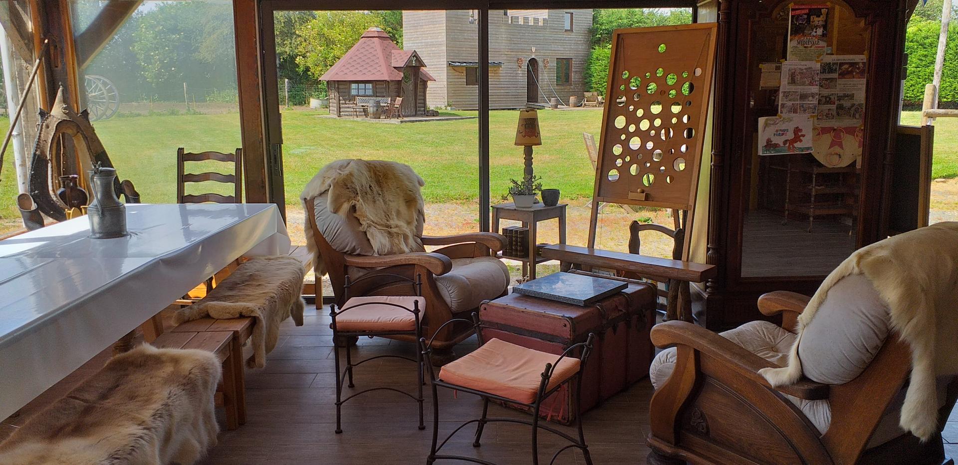 salon aux peaux de rennes avec jeux médiévaux, jeux de sociètes et livres.