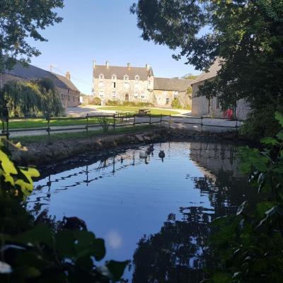 MANOIR DE LA HURIE vous pourrez aller le visiter a cheval , ane ou poney monté sur le circuit 2h et acheter leurs produits bio